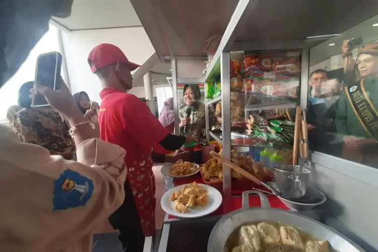 Dukung UMKM, Mensos Beri Bantuan 10 Gerobak Usaha