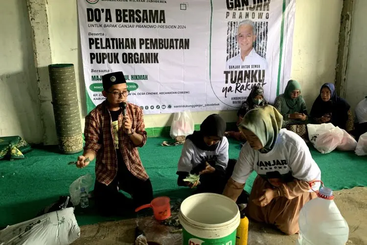 Santri Dukung Ganjar Latih Warga Cihowe Cara Membuat Pupuk Organik dari Sampah