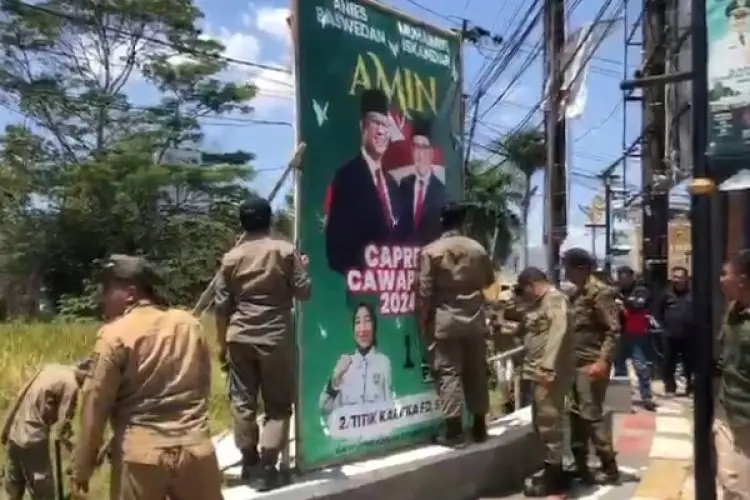 Satpol PP dan Bawaslu Kabupaten Bandung Tertibkan APK 