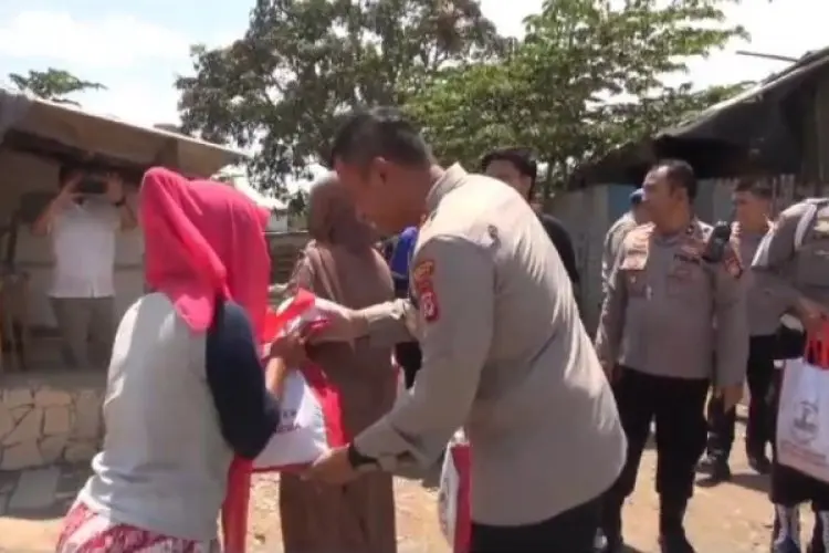 Polrestabes Bandung Salurkan Bantuan Sembako dari Presiden Jokowi Ke Masyarakat