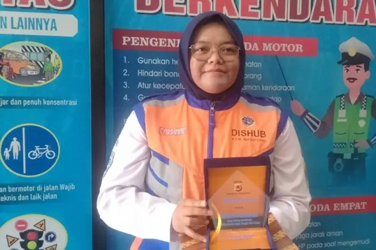 Sri Dahliani Penjaga Palang Pintu KA di Cimekar Dapat Penghargaan dari Satlantas Polresta Bandung