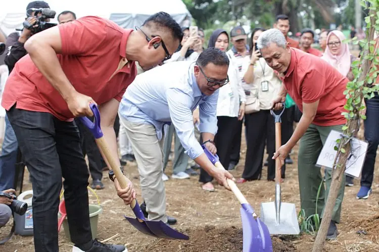 Dirjen Pengendalian Pencemaran dan Kerusakan Lingkungan Tanam Pohon di Cibinong
