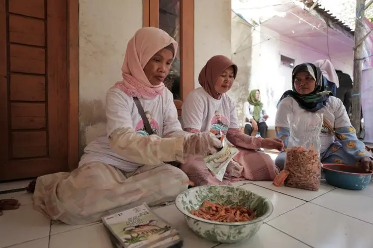 Keceriaan Istri Nelayan yang Dapat Pelatihan dan Bantuan Produksi Keripik Kelapa dari Wanita Nelayan Ganjar