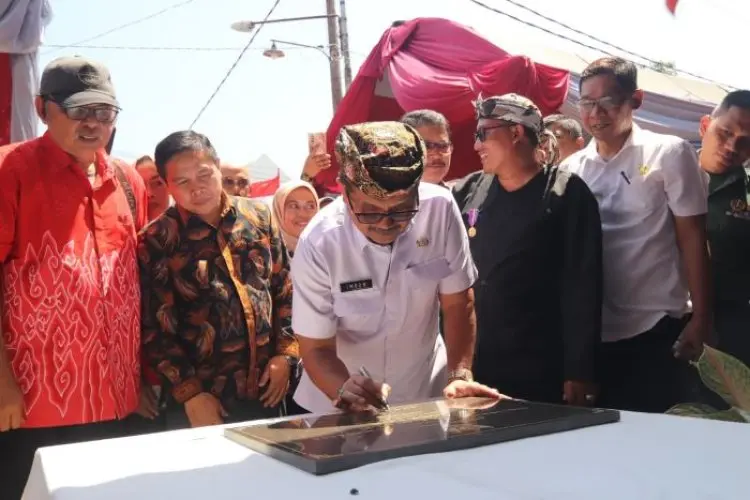 Bupati Cirebon Resmikan Pasar Caplek