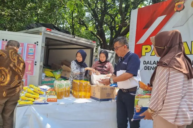 Bantu Masyarakat, Polrestabes Bandung dan Bulog Bandung Gelar Pasar Murah di Andir