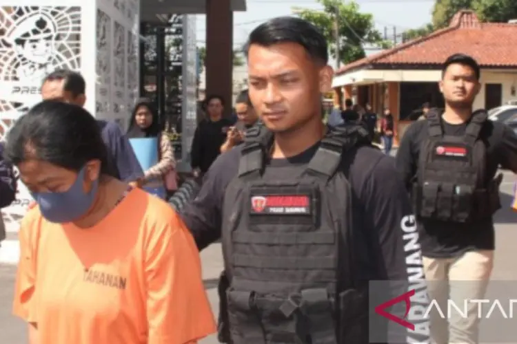 Jadi Bandar Judi Online, Perempuan di Karawang Diciduk Polisi