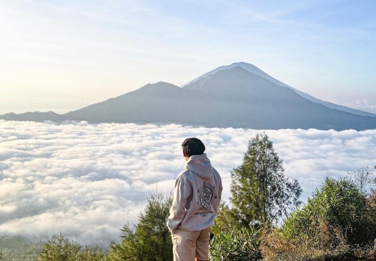 Nikmati Keindahan Danau Batur dari Puncak Gunung Batur Bali