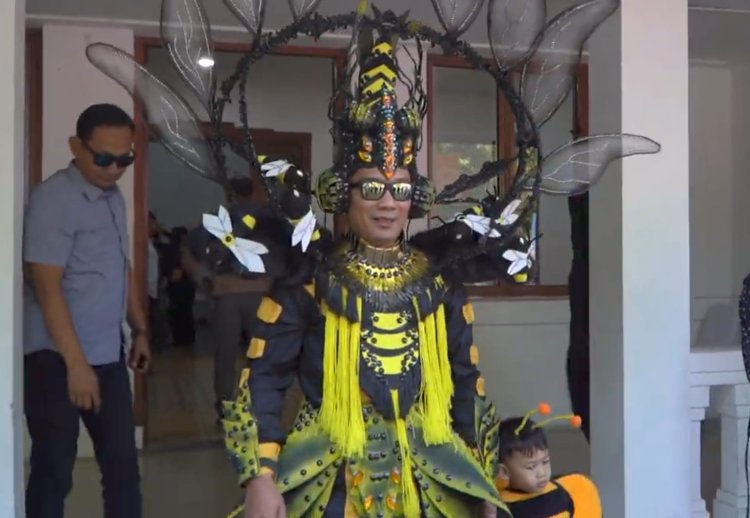 Gunakan Kostum Bertema Lebah, Ridwan Kamil Pamit di Karnaval West Java Festival 2023