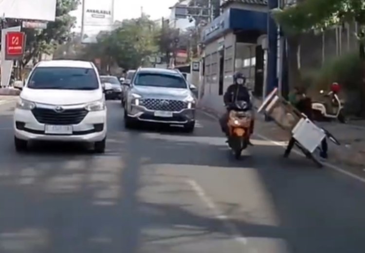 Pemotor Jatuh ke Tengah Jalan di Bandung, Hampir Kena Kuah Bakso hingga Terlindas Mobil