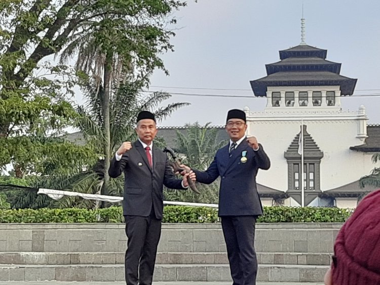 Ridwan Kamil Serahkan Kujang Pusaka Pada Pj Gubernur Jabar, Simbol Peralihan Kekuasaan