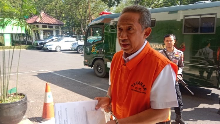Tangan Diborgol, Yana Mulyana Datangi PN Bandung Siap Jalani Sidang Dakwaan