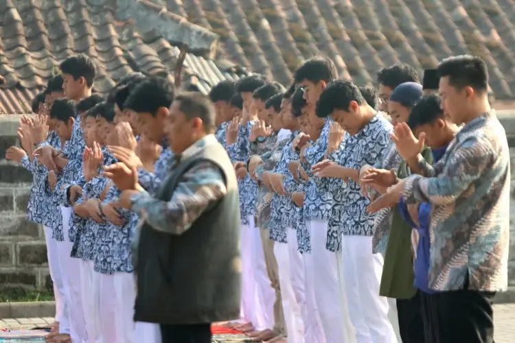 FOTO: Ratusan Siswa DHIS Laksanakan Salat Istisqa