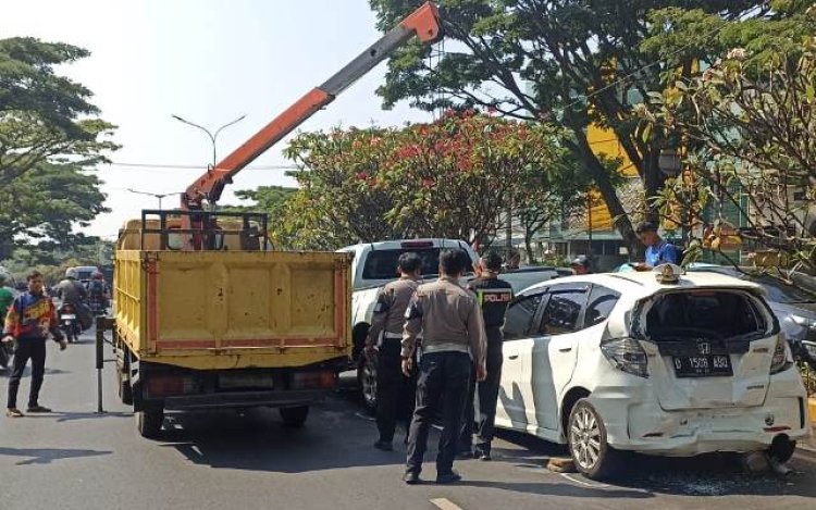 Tiga Mobil Terlibat Kecelakaan Beruntun di Jalan Pasteur Bandung