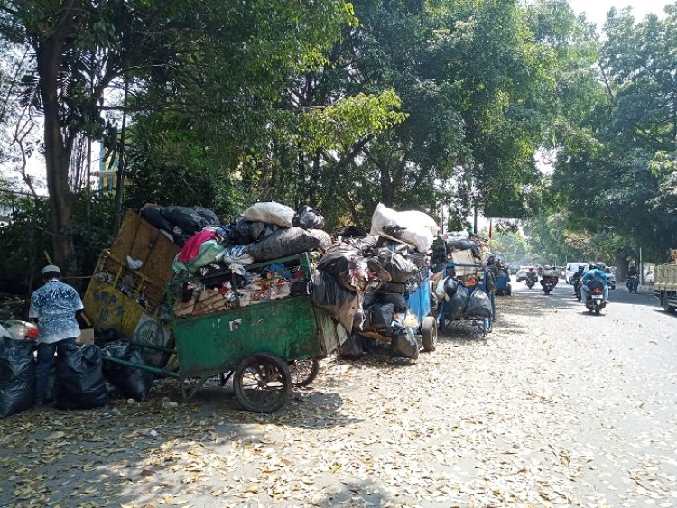 TPS Overload di Kota Bandung Terus Bergeser ke TPA Sarimukti 