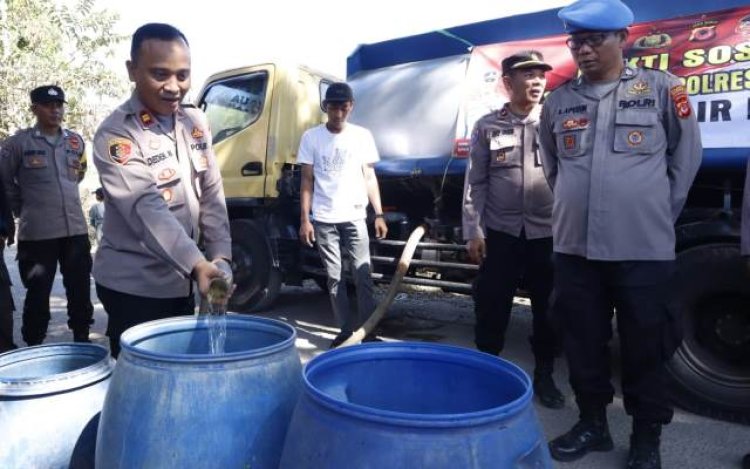 Polsek Ciparay Berikan Bantuan Air Bersih Gratis di Komplek Cikahuripan Ciparay Kabupaten Bandung