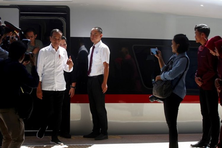 FOTO: Presiden Jokowi Coba Kereta Cepat Jakarta Bandung