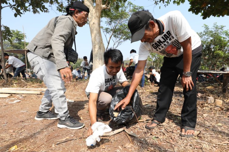 Petani Tebu Ganjar Gotong Royong Bersihkan Fasilitas Umum Bersama Warga Subang