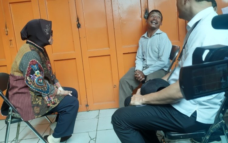 The Power of Social Media, Mensos Tri Rismaharini Sambangi dan Beri Bantuan Dhuafa di Bandung