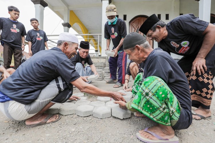 Warga Sumringah, Petebu Dukung Ganjar Beri Bantuan Paving Block