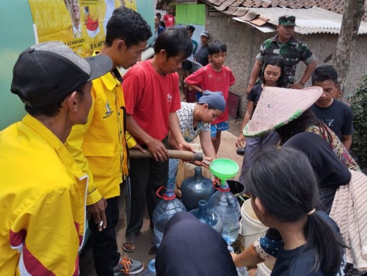 Bantu Warga Terdampak Kekeringan di Ciranjang dan Bojongpicung Cianjur, Metty Triantika Bagi-bagi Air Bersih Gratis