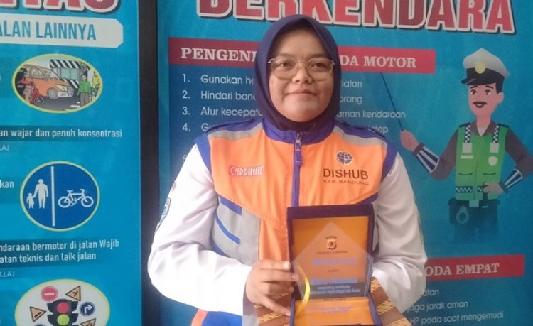 Sri Dahliani Penjaga Palang Pintu KA di Cimekar Dapat Penghargaan dari Satlantas Polresta Bandung