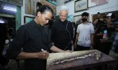 Jalan-Jalan di Asia Afrika, Ganjar Sempatkan Makan Nasgor Hingga Lihat Lukisan di Braga