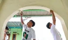 Peringati Maulid Nabi, SDG Ajak Warga Gotong Royong Mengecat Musala di Karawang