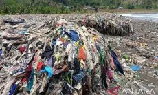 Polisi Selidiki Adanya Limbah Kain di Pantai Cibutun Sukabumi