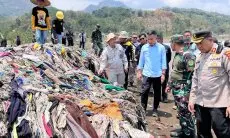 Tinjau Kondisi Sampah di Pantai Cibutun Sukabumi, Bey Machmudin: Penting Pencegahan dari Hulu