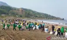Ribuan Warga dan Alat Berat Dikerahkan Bersihkan Pantai Cibutun