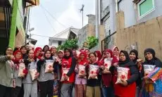 Harga Beras Meroket, Ceu Atty Jual Beras Rp1.000 per Liter
