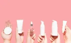 Liburan Seru, Kulit Tetap Glow? Ini 3 Skincare Travel Kit Andalan yang Wajib Kamu Bawa!