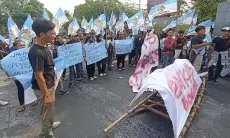KNPI Kabupaten Bogor Bawa Keranda Mayat dan Kambing Simbol Tuli dan Matinya Kepedulian Bupati Bogor Iwan Setiawan