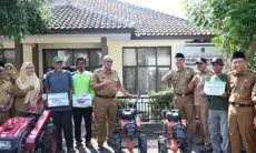 Pemkab Kuningan Serahkan Bantuan Alsintan ke Petani Dongkrak Produksi