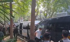 Sebuah Koper Ditenteng Penyidik Usai Geledah Rumah Firli Bahuri