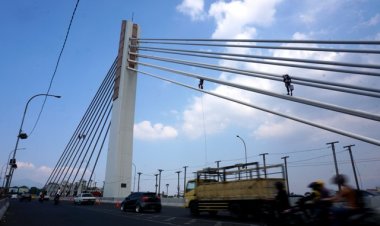 FOTO: Pengecatan Jembatan Layang Pasupati - Inilahkoran.id