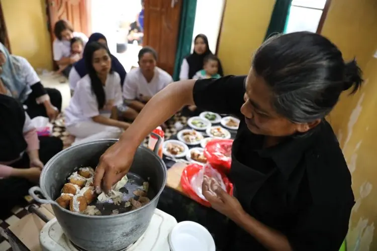 Kembali Berikan Manfaat Nyata, Ganjar Sejati Latih Masyarakat Cimahi Membuat Olahan Bakso Tahu
