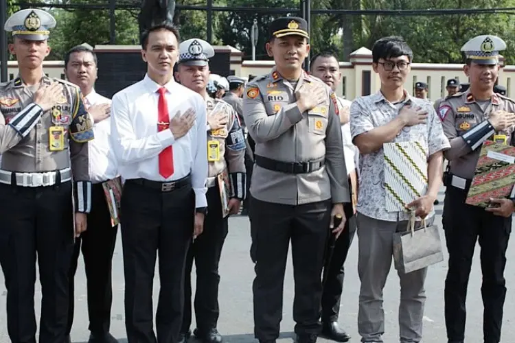 Tangkap Pelaku Curanmor, Alif Dihadiahi Handphone dan Ibadah Umroh Oleh Kapolres Bogor