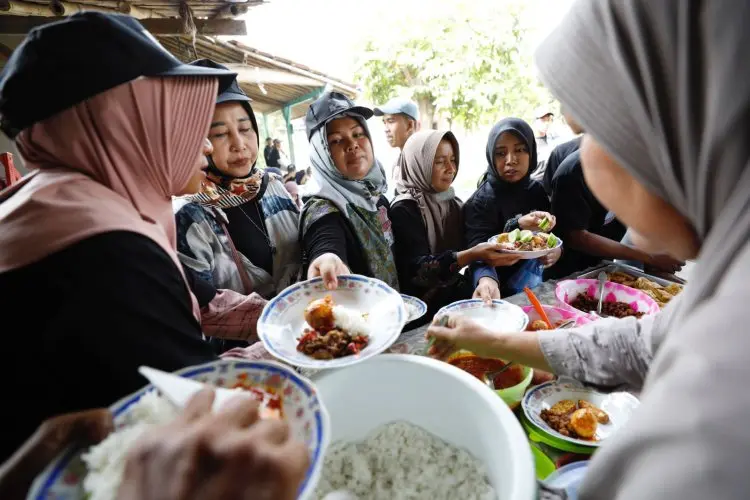 KST Jabar Borong Dagangan UMKM, Pelaku Usaha di Karawang Sumringah