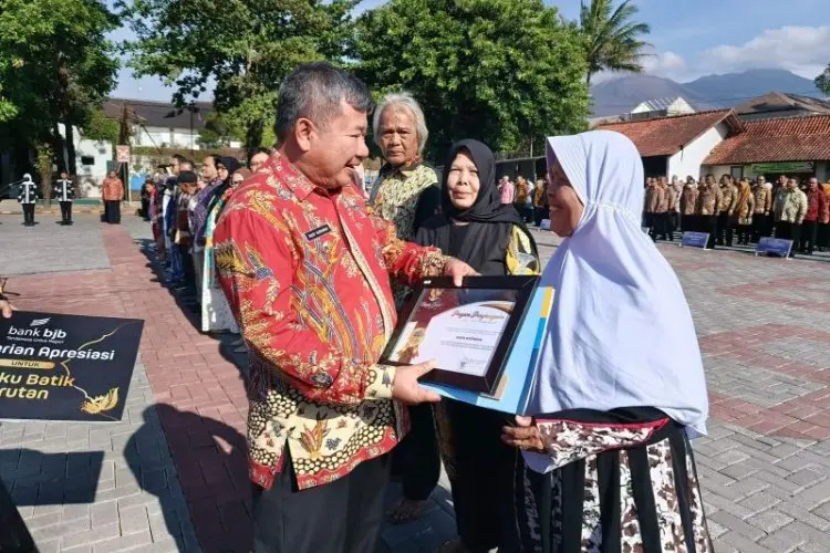 56 Pembatik Khas Garut Terima Penghargaan dari Bupati