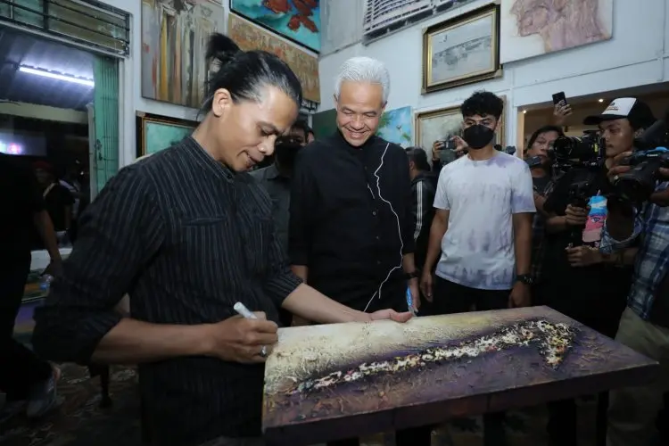Jalan-Jalan di Asia Afrika, Ganjar Sempatkan Makan Nasgor Hingga Lihat Lukisan di Braga