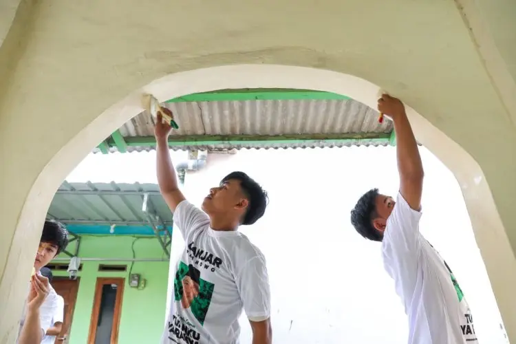 Peringati Maulid Nabi, SDG Ajak Warga Gotong Royong Mengecat Musala di Karawang