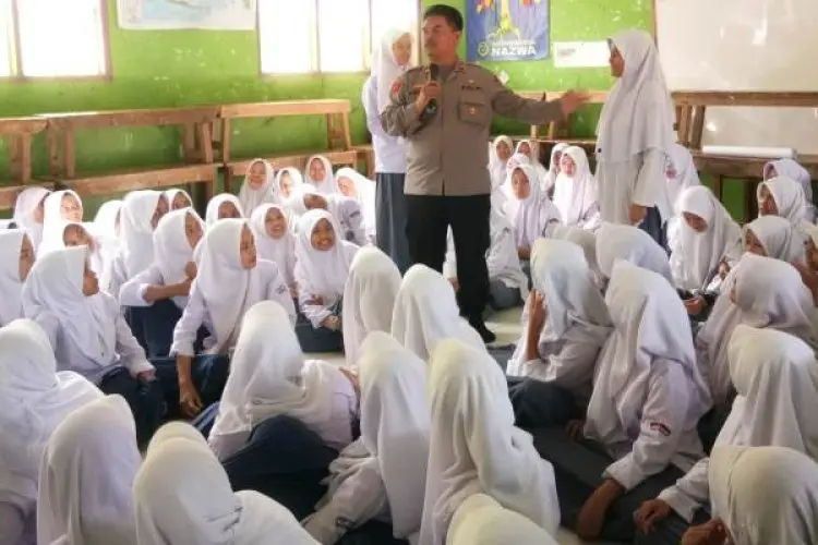 Lewat Progam Goes to School, Polsek Gununghalu Berikan Edukasi Siswa Soal Bahaya Perundungan