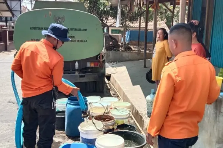 Dampak Kekeringan, BPBD Garut Distribusikan Ribuan Liter Air Setiap Hari