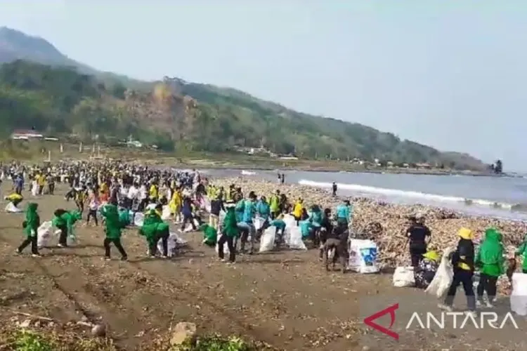 Ribuan Warga dan Alat Berat Dikerahkan Bersihkan Pantai Cibutun