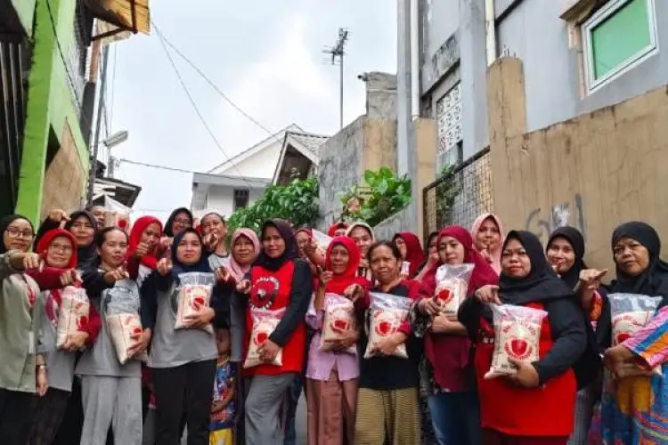 Harga Beras Meroket, Ceu Atty Jual Beras Rp1.000 per Liter