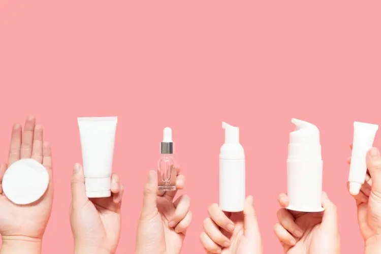 Liburan Seru, Kulit Tetap Glow? Ini 3 Skincare Travel Kit Andalan yang Wajib Kamu Bawa!
