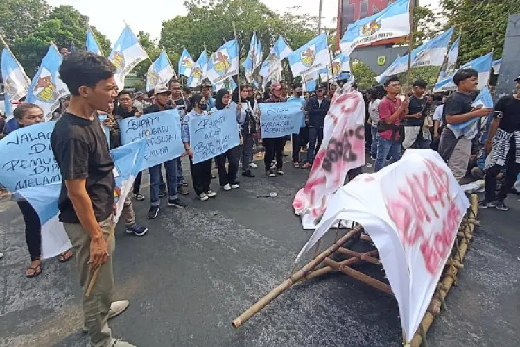 KNPI Kabupaten Bogor Bawa Keranda Mayat dan Kambing Simbol Tuli dan Matinya Kepedulian Bupati Bogor Iwan Setiawan