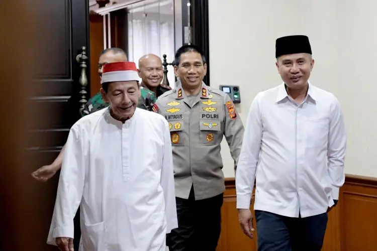 Bey Machmudin - Habib Luthfi Kawal  Kirab Merah Putih di GBLA