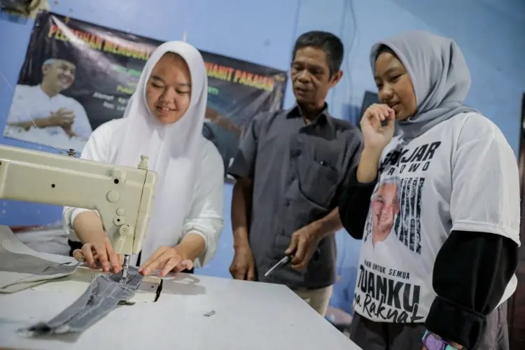 Gelar Pelatihan Menjahit, Ganjar Sejati Olah Limbah Kain jadi Produk Bernilai Jual
